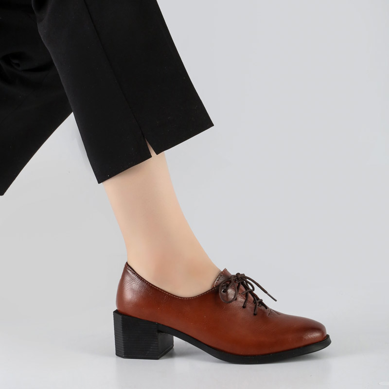 کفش طبی زنانه و دخترانه مدل بندی رنگ عسلی کد M700